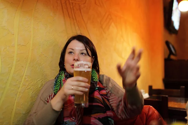 Женщина со стаканом пива — стоковое фото