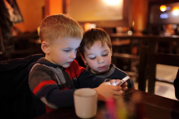 Dos hermanos con smartphones — Foto de Stock