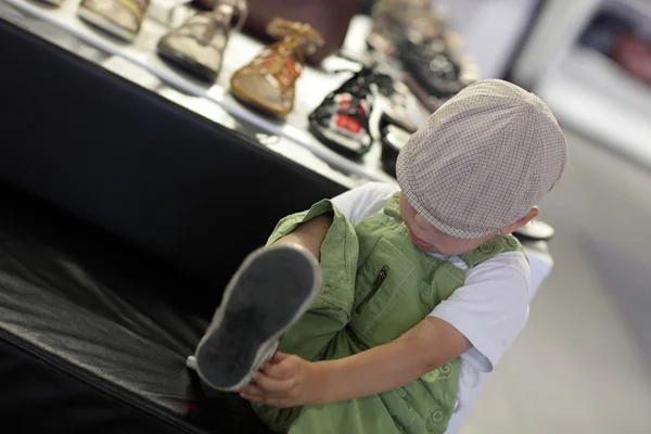 Kind proberen op schoenen — Stockfoto
