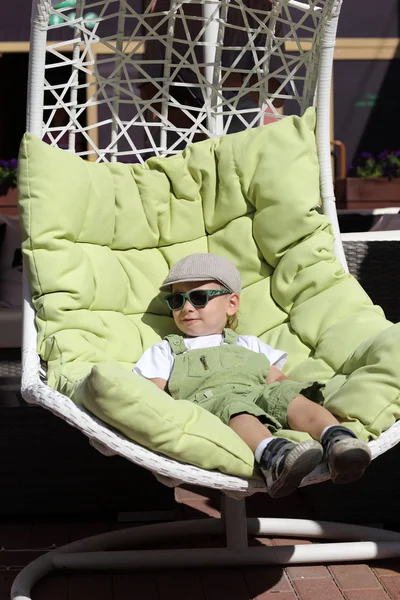 Niño descansando en la tumbona — Foto de Stock