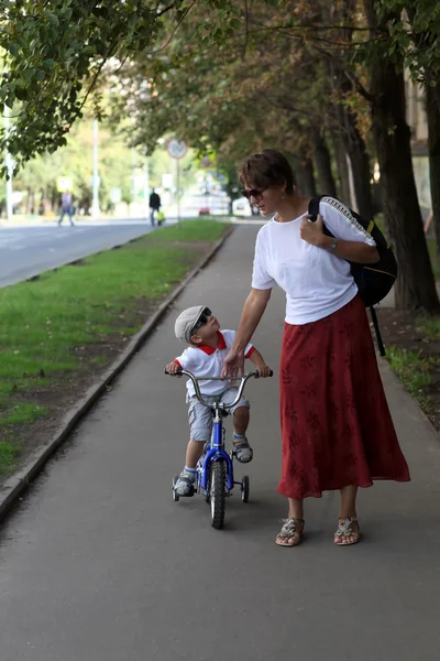 Mother with her son walking in the park — Stock Photo, Image