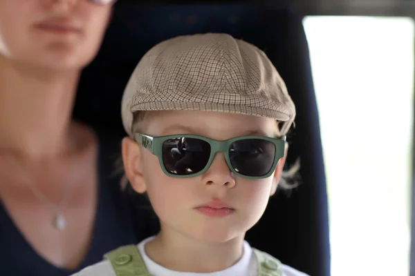 Ребенок в солнцезащитных очках — стоковое фото