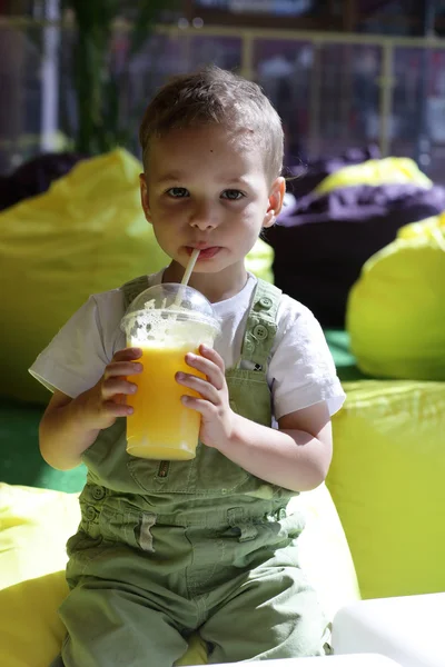 Chilld drinking fresh juice — Stock Photo, Image