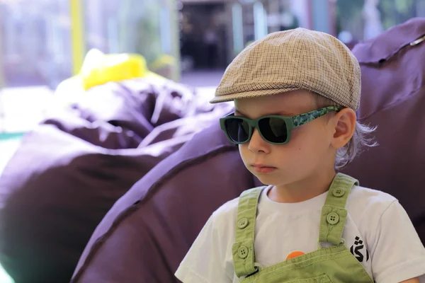 Ragazzo in pouf senza cornice — Foto Stock