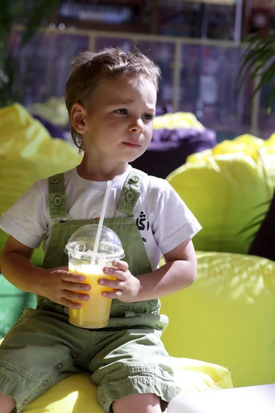 Child with glass of fresh juice — Stock Photo, Image