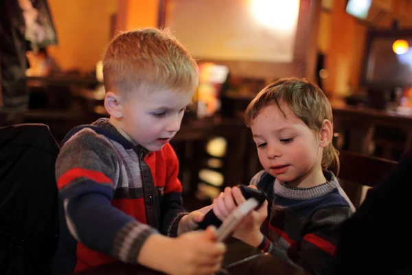 Twee jongens met smartphones — Stockfoto