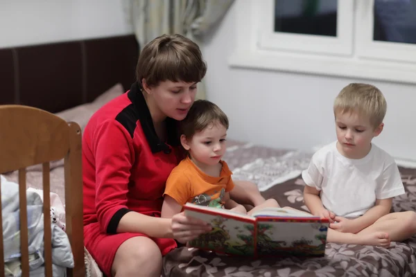 Family reading book — Stock Photo, Image