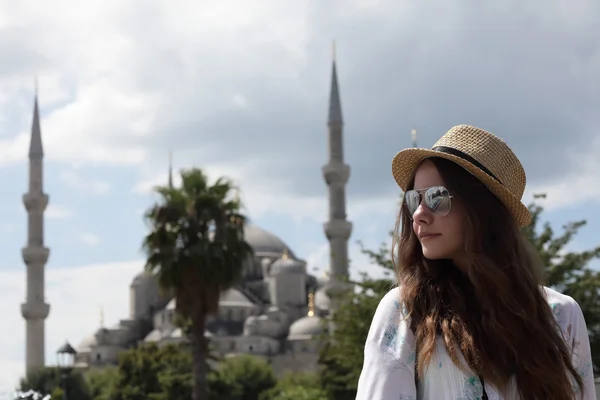 Vrouw op de blauwe moskee achtergrond — Stockfoto