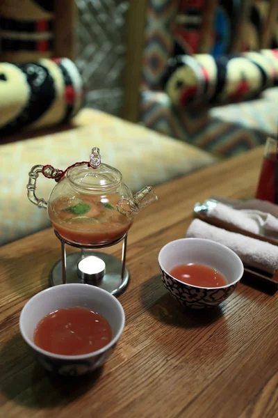 Skleněná konvice s bylinkovým čajem — Stock fotografie