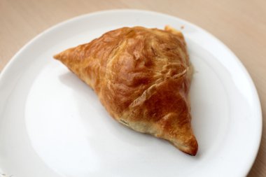 Beyaz tabakta Samsa