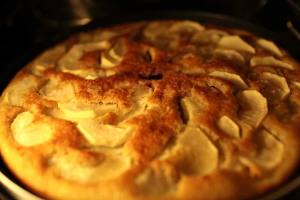 Tarta de manzana en el horno —  Fotos de Stock