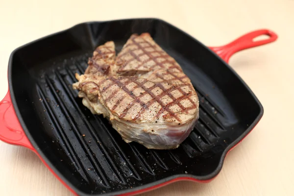 Biefstuk op gietijzeren grill pan — Stockfoto