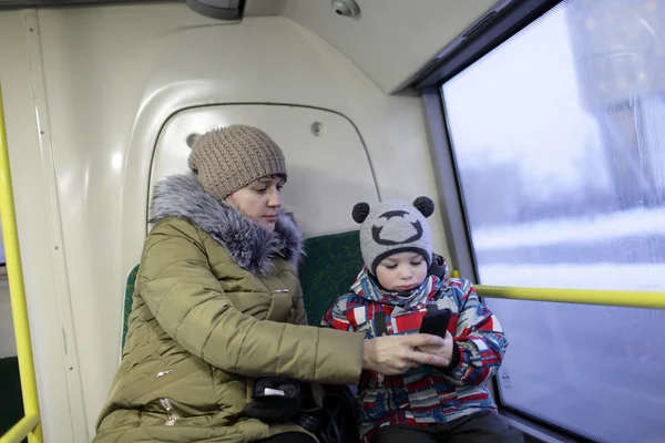 Rodina v autobuse — Stock fotografie