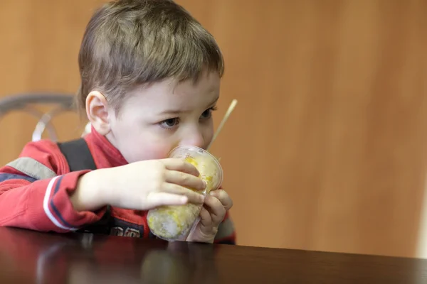 Ragazzo che mangia mais — Foto Stock