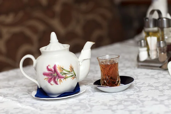 Bule com xícara de chá — Fotografia de Stock