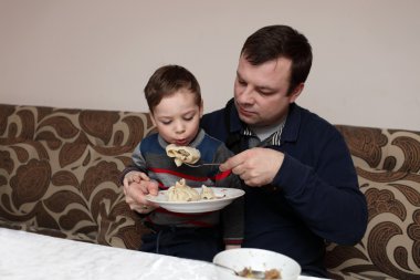 Baba, oğlunun beslemeleri