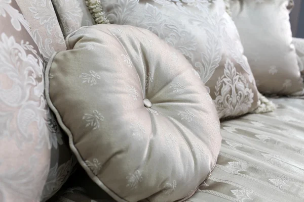 Красочная круглая подушка на кровати — стоковое фото