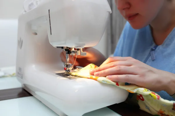 Mujer en la máquina de coser —  Fotos de Stock