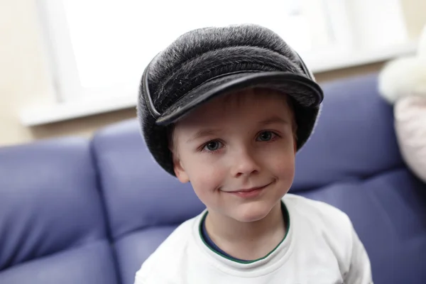 Enfant dans un grand chapeau — Photo