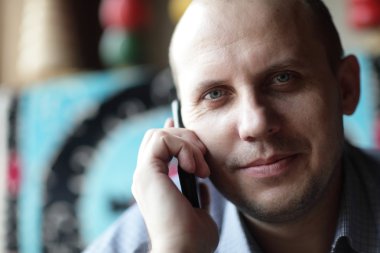 Cep telefonlu gülümseyen adam