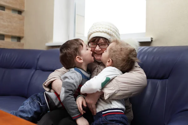 Petits-enfants embrasser leur grand-mère — Photo