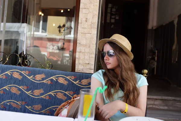 Teen resting at outdoor cafe — Stock Photo, Image