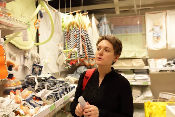 Woman at baby store — Stock Photo, Image