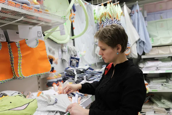 Girl at baby store — Stock Photo, Image