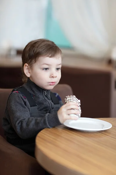 Dziecko ma ciastko — Zdjęcie stockowe