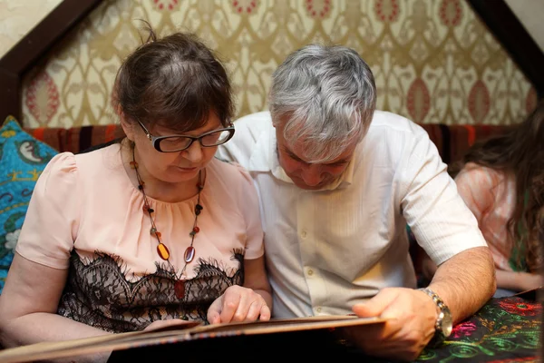 Senior couple with menu — Stock Photo, Image