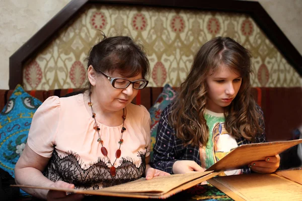 Oma met kleinkind op zoek menu — Stockfoto