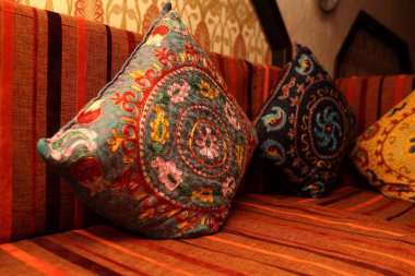 Kanepede renkli yastıklar