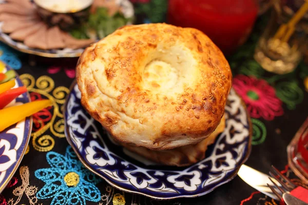 Assiette avec pain uzbek — Photo