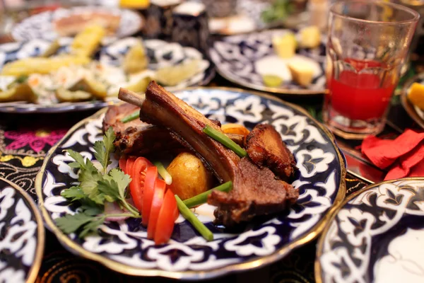 Teller mit gegrilltem Lammrücken — Stockfoto