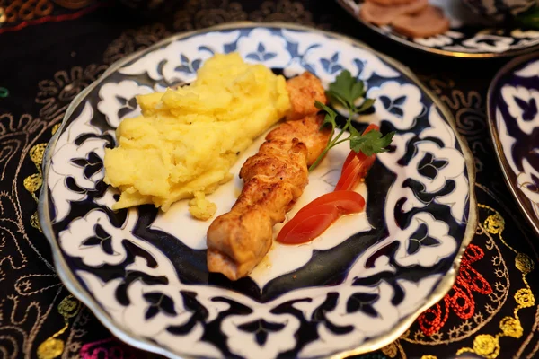 Assiette avec kebab et purée de pommes de terre — Photo