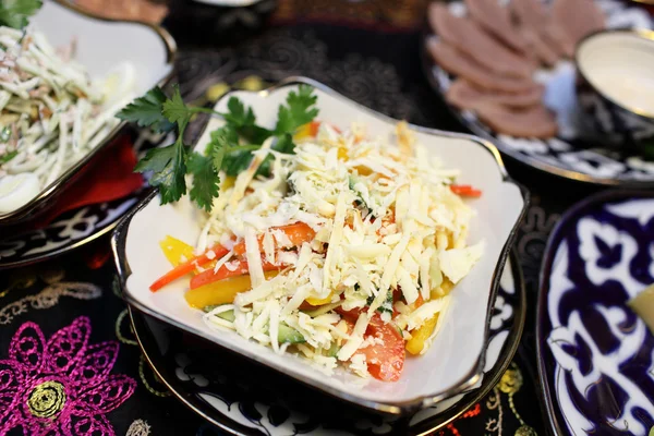 Salat mit Käse und Gemüse — Stockfoto