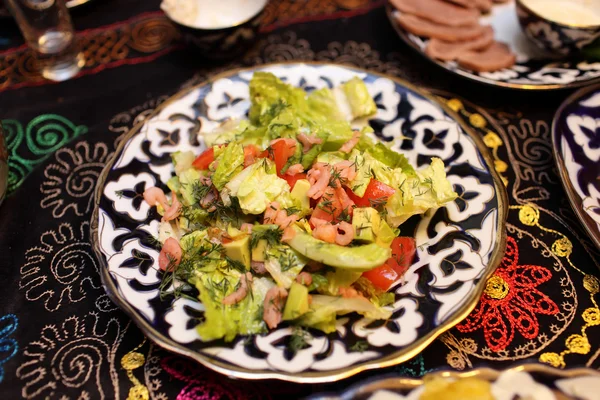 Salada com camarão e legumes — Fotografia de Stock