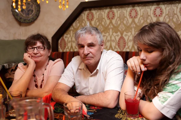 Familia en asiático café — Foto de Stock