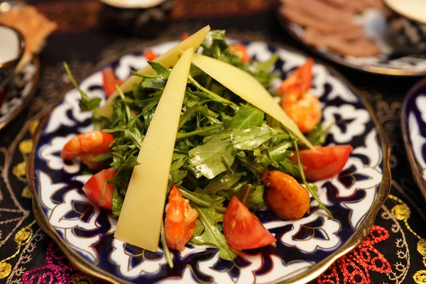 Plaat met Caesarsalade op een tafel — Stockfoto