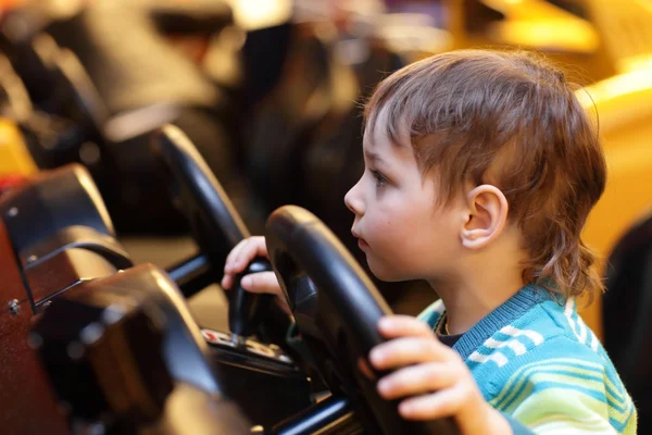 Garçon au volant du simulateur de voiture — Photo