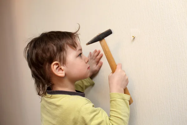 Enfant avec marteau — Photo