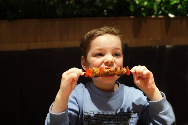 Chlapec jí kebab — Stock fotografie