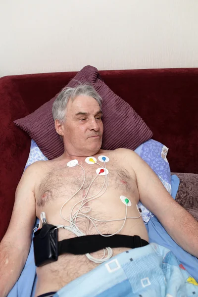 Hasta bir Holter monitör ile — Stok fotoğraf