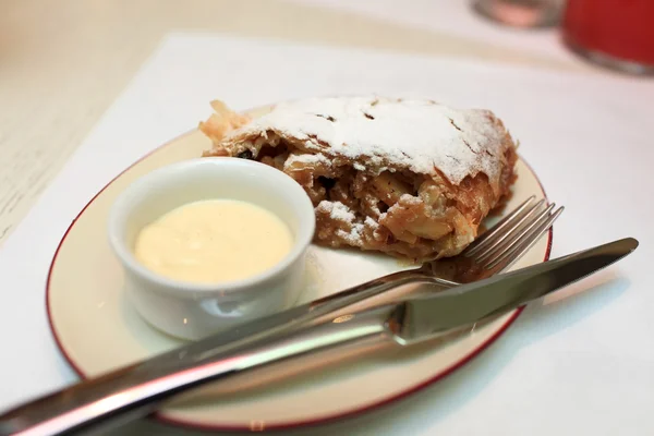 Apfelstrudel op een plaat — Stockfoto