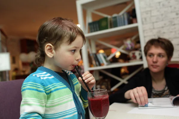 Pojken i ett café — Stockfoto