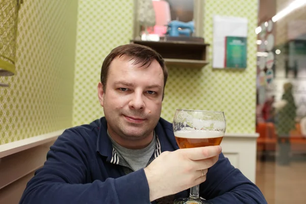 Hombre con vaso de cerveza — Foto de Stock