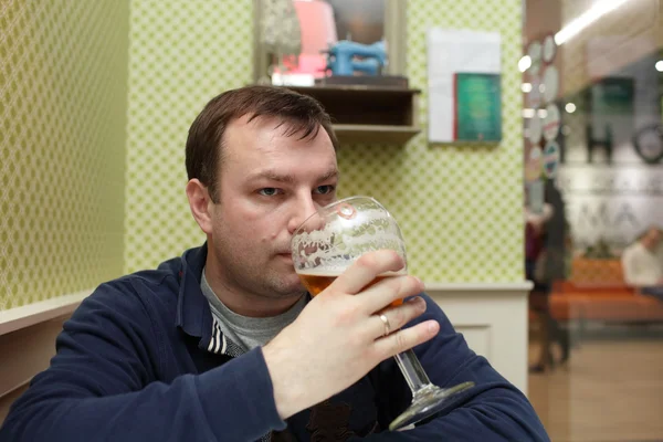 ビールを飲む男 — ストック写真