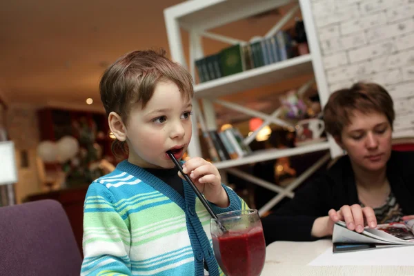 Smoothies de degustação menino — Fotografia de Stock