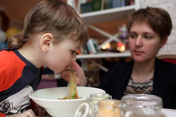 Madre nutre suo figlio tagliatelle — Foto Stock