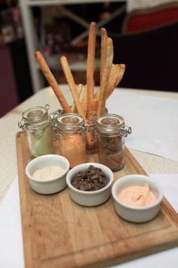 Pates bir ahşap tepsi